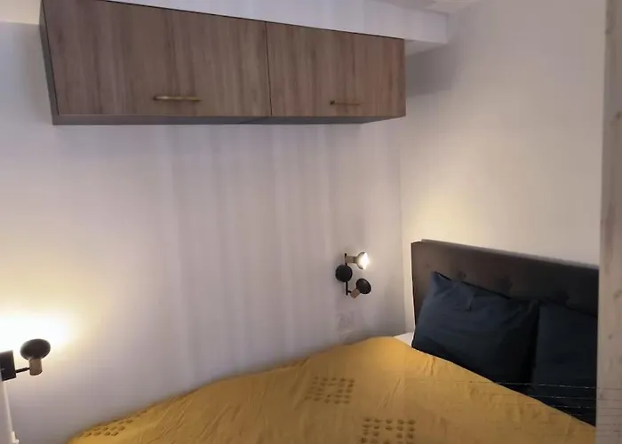 A 100 M De La Piquot 44