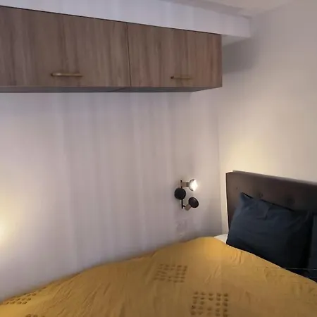 A 100 M De La Piquot 44